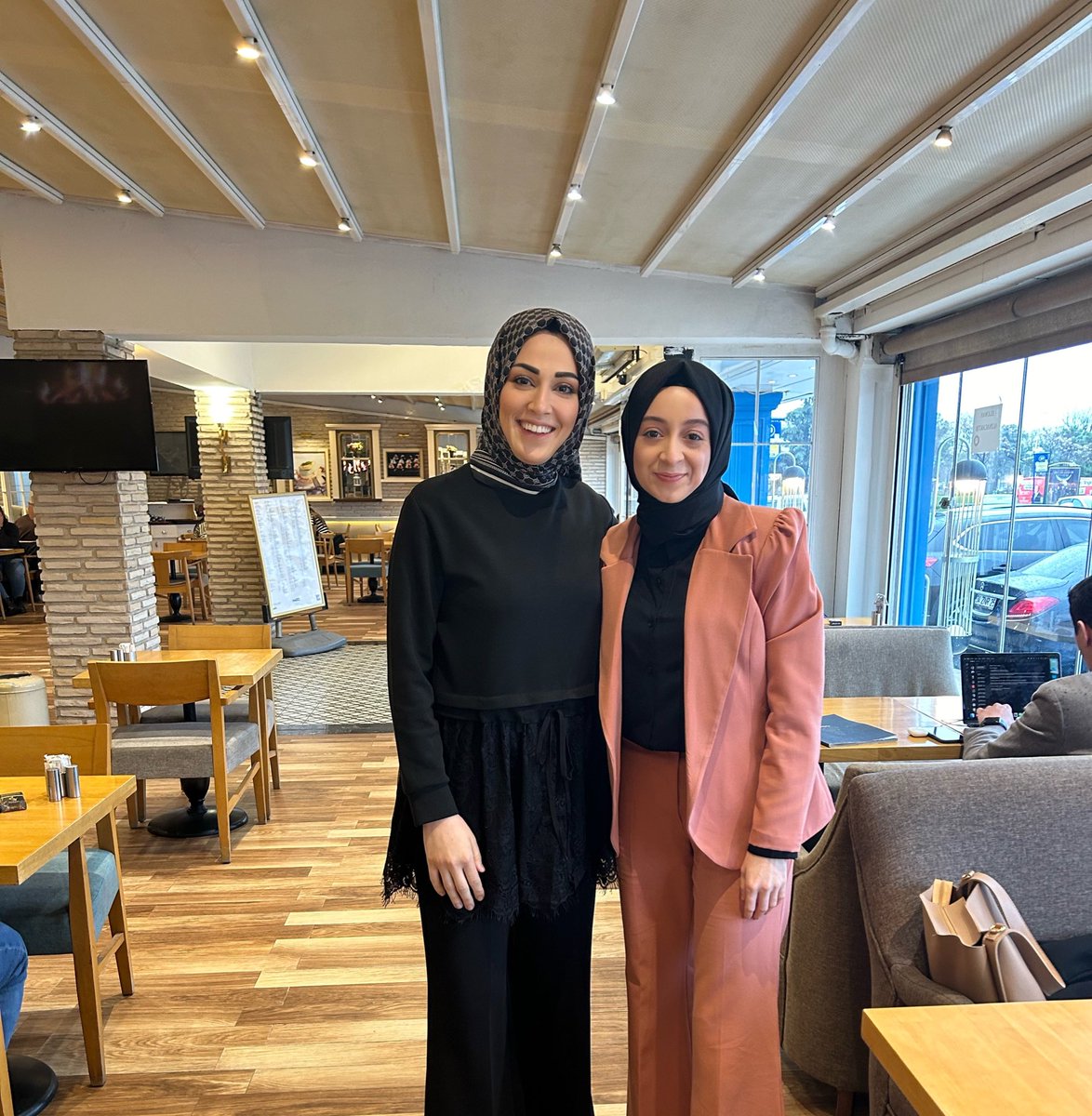 İstanbul Ülkü Ocakları Asena Teşkilat  Başkanı Sümeyye Gözeller ile bir araya geldik. ODAK2023 ve Ülkü ocakları UZEM, Türk büyükleri okuma serisini tanıtarak çalışmalarını anlattı. Birlik beraberliğimiz daim olsun. Varolsun Ülkü Ocakları 🇹🇷🤘🏼