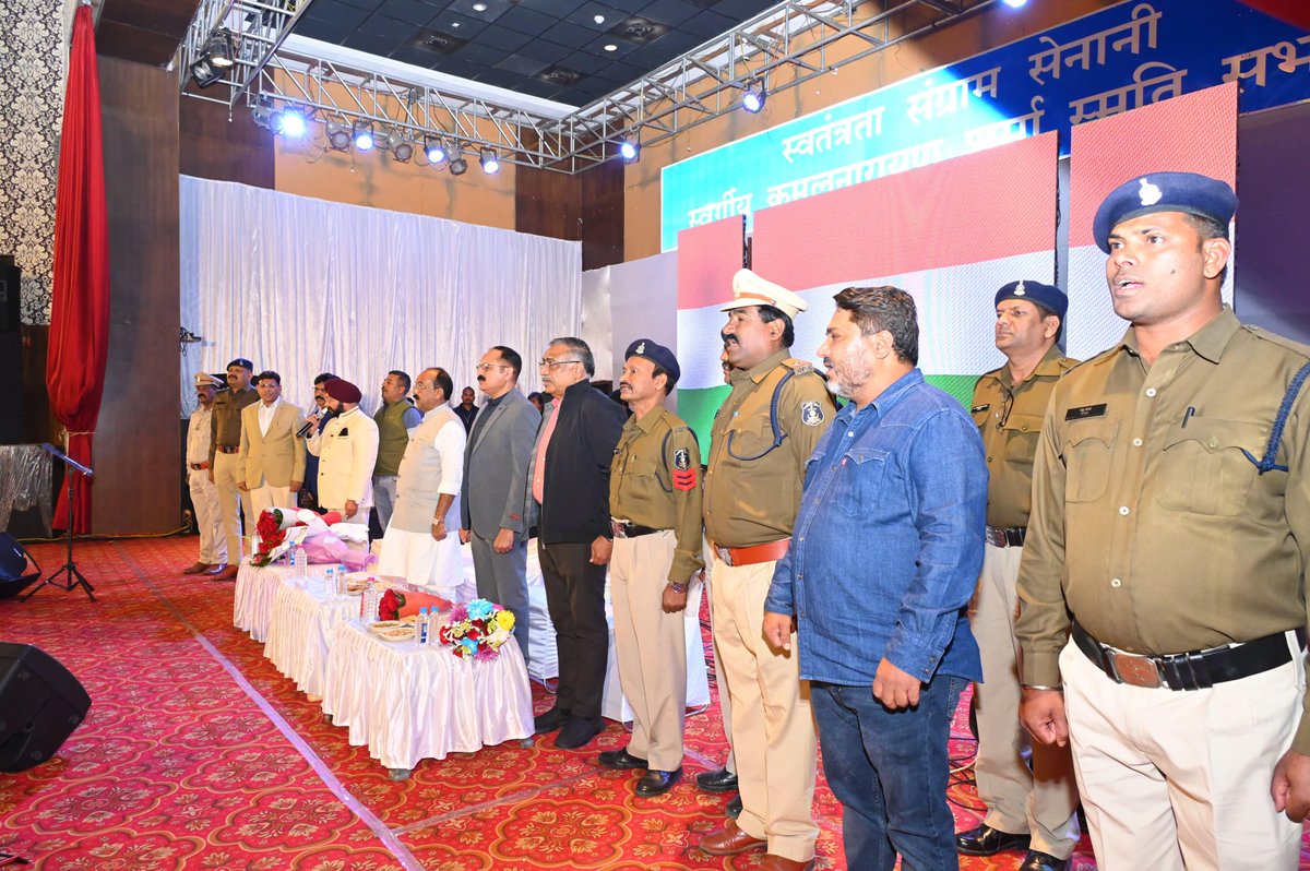 ArunSao3's tweet photo. पुलिस विभाग के साथियों एवं सामाजिक जनों के सहयोग से संचालित रायपुर पुलिस संगीत ग्रुप द्वारा शहीद स्मारक भवन,रायपुर में आयोजित संगीत कार्यक्रम में सम्मिलित हुआ।

दिन भर की जद्दोजहद के बाद संगीत के लिए समय देने का हमारे पुलिस ��े साथियों का ये प्रयास सराहनीय है। https://t.co/PGeINe0fAz