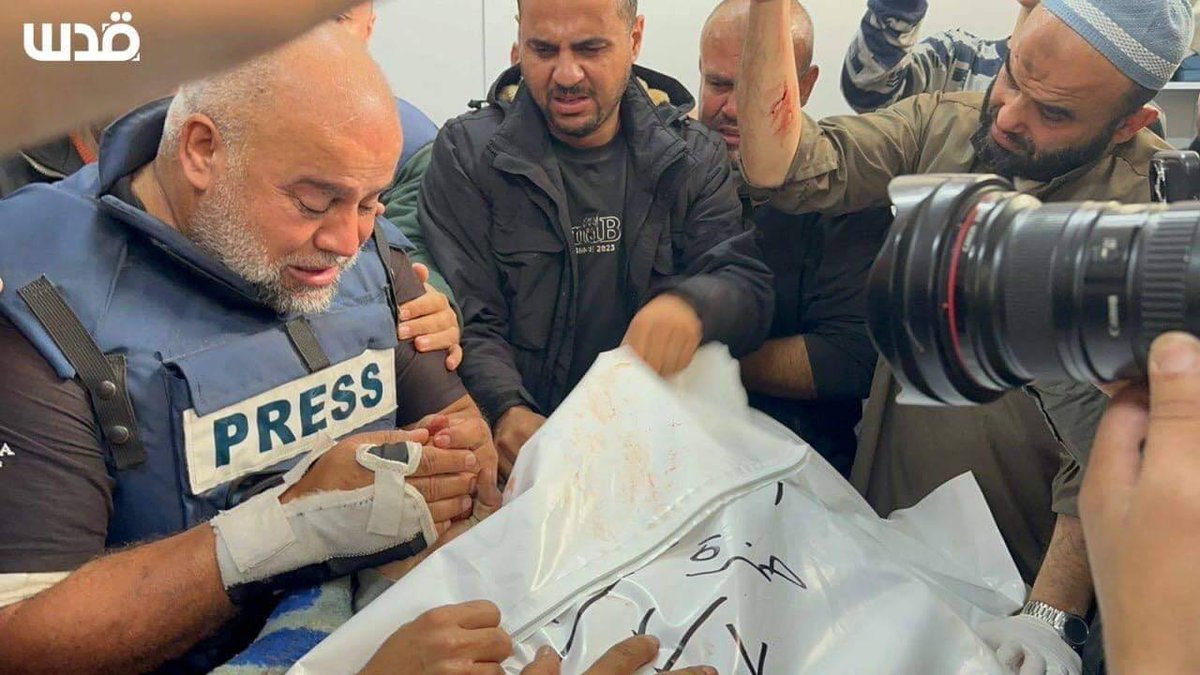 Marchfoward's tweet photo. KEMASKINI

ANTARA INSAN YANG DIBERIKAN UJIAN BESAR OLEH ALLAH KETIKA INI

Wael Al Dahdouh iaitu Wartawan Al Jazeera baru sahaja kehilangan anaknya yang merupakan seorang wartawan juga Hamza Wael Al Dahdouh dalam serangan dron di Rafah Gaza 

Beliau juga kehilangan rumah, isteri, anak lelakinya dan anak perempuannya ketika perang ini dalam satu serangan udara IDF pada November 2023

Dia juga tercedera semasa membuat liputan di Gaza beberapa minggu lepas

Antara insan yang banyak kehilangan dan kesakitan ketika ini

Semoga Allah memberikan kekuatan kepada beliau untuk menghadapi ujian ini