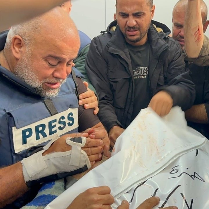 ivarmm's tweet photo. لا أحد مثّل حال غزة كما مثله وائل الدحدوح، إن كانت هذه ملامح وائل فهذه أيضاً ملامح غزة..

إنك الصابر المحتسب، فلا تيأس https://t.co/L6yUt0vFk9