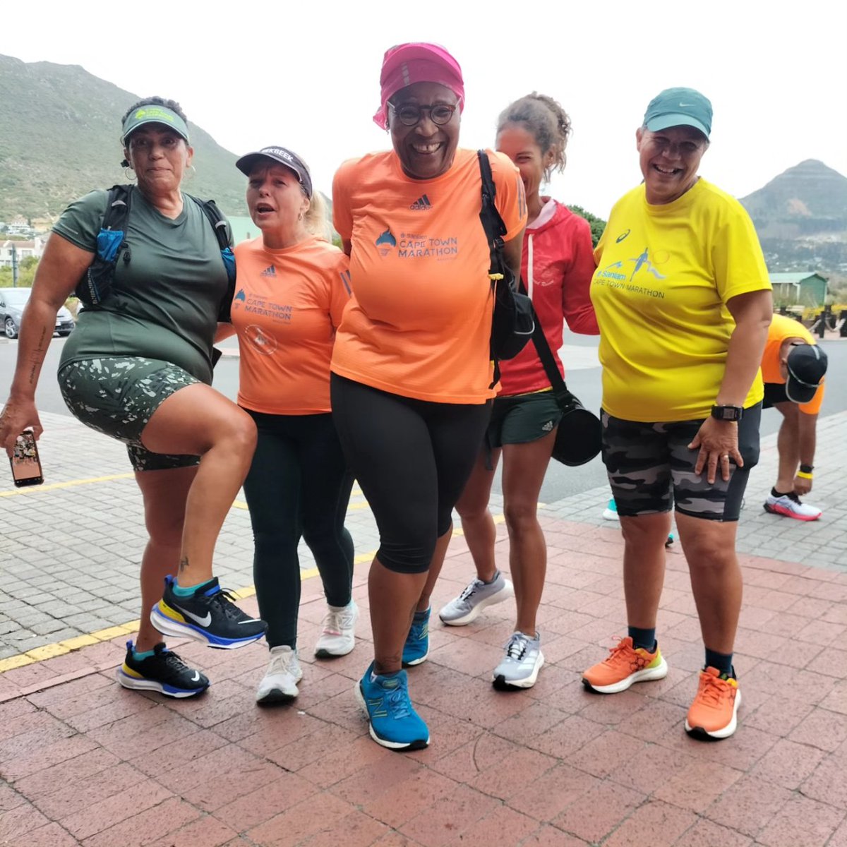 Fit_nhleks_Cpt's tweet photo. Mr O #B2B we went out and had fun with beautiful runners #StylishMarathonRunner #NhleksNkosiTheMarathonRunner #runningwithnonhlanhlankosi #runningwithmodiegi #ichoose2bactiveza #IPaintedFunRun 
@ashraforrie thank you for the very organised training run https://t.co/it5sXwpDvO