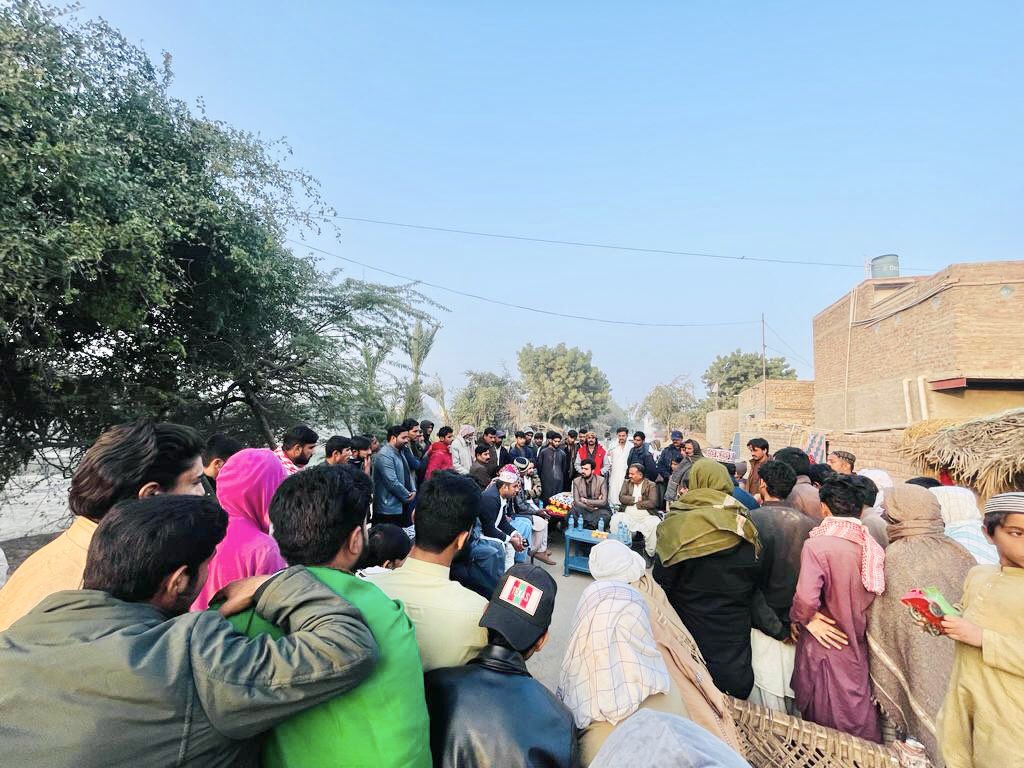 ShahrukhAnwarK1's tweet photo. لاڑکانہ نیو بس اسٹینڈ محلہ میں چانڈیو برادری کی جانب سے منعقد کردہ کی ٹی پارٹی میں شرکت کی

اس موقع پر مختلف برادریوں نے پاکستان پیپلز پارٹی نے بھرپور حمایت کا اعلان کیا 🇱🇾
@BBhuttoZardari 
@FaryalTalpurPk 
@siyal_anwar 
@TariqueAnwarKh8 https://t.co/4yhXQAQrs6