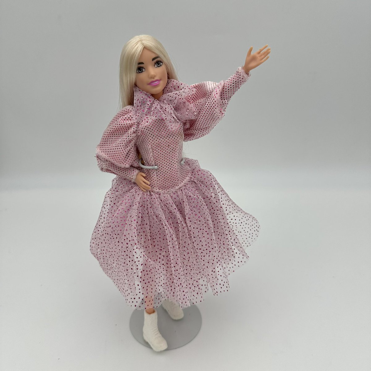 mark0_pola's tweet photo. A one-of-a-kind Poppy collectible featuring her iconic Pink sparkle tulle dress on the https://t.co/w53y25tptW tour. Designed by Jason Swen. I have decided to post her for sale on eBay. (I still love Poppy but need to downsize collecting) Good luck bidding https://t.co/jvd1uDumUP https://t.co/TONsDTE1mp