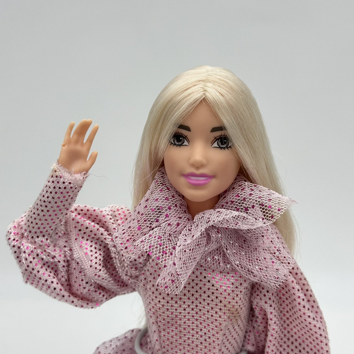 mark0_pola's tweet photo. A one-of-a-kind Poppy collectible featuring her iconic Pink sparkle tulle dress on the https://t.co/w53y25tptW tour. Designed by Jason Swen. I have decided to post her for sale on eBay. (I still love Poppy but need to downsize collecting) Good luck bidding https://t.co/jvd1uDumUP https://t.co/TONsDTE1mp