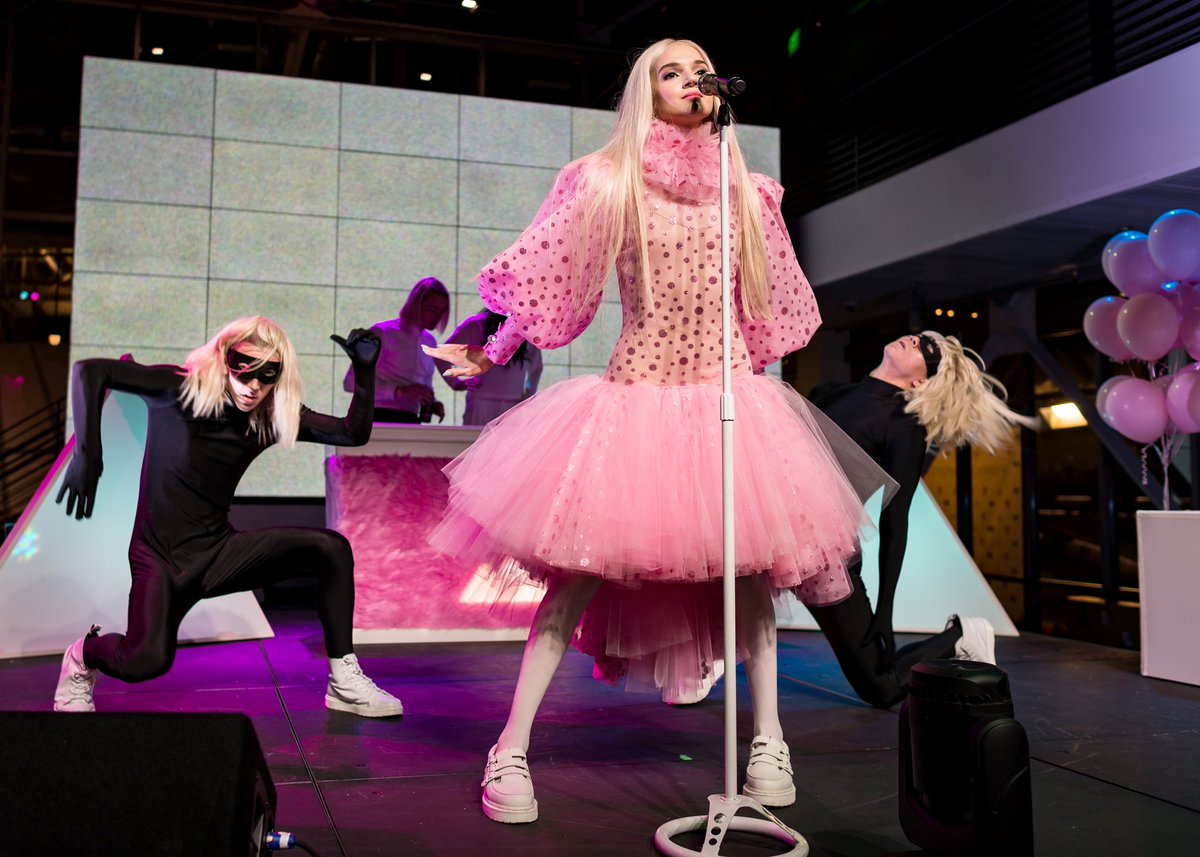 mark0_pola's tweet photo. A one-of-a-kind Poppy collectible featuring her iconic Pink sparkle tulle dress on the https://t.co/w53y25tptW tour. Designed by Jason Swen. I have decided to post her for sale on eBay. (I still love Poppy but need to downsize collecting) Good luck bidding https://t.co/jvd1uDumUP https://t.co/TONsDTE1mp