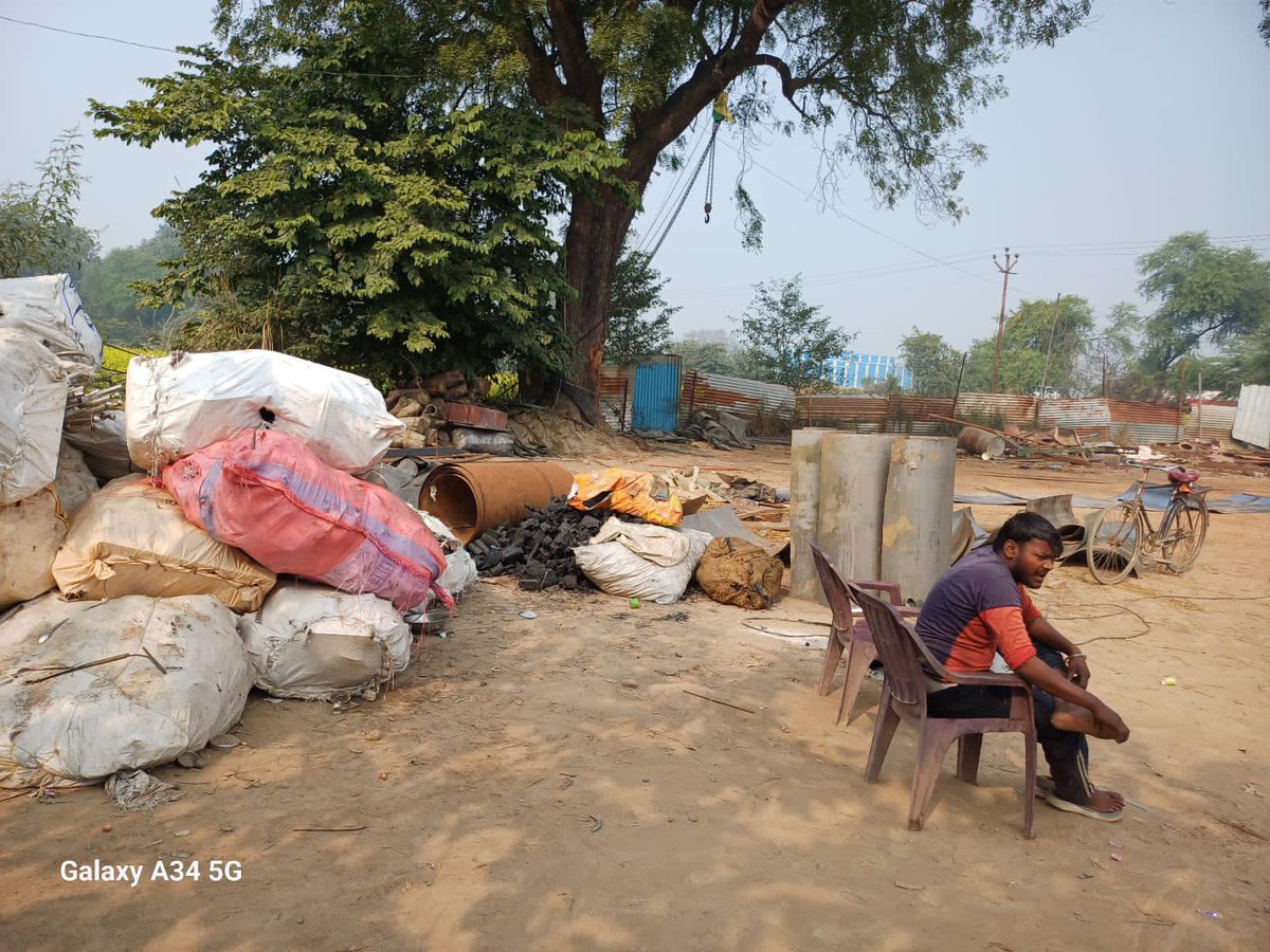 खागा/फ़तेहपुर: प्रधान ढाबे के बग़ल में बिपिन कबाड़ की दुकान में खुलेआम खरीदा जा रहा चोरी का सामान हाईवे से गुजरने वाले ट्रक,टैंकरों से खरीदा जाता है सरिया, कोयला व डीजल। पुलिस की मिलीभगत से खेल चलने की चल रही चर्चा खागा कोतवाली के फ्लाईओवर के पास का मामला<a href="/Uppolice/">UP POLICE</a> <a href="/fatehpurpolice/">FATEHPUR POLICE</a>