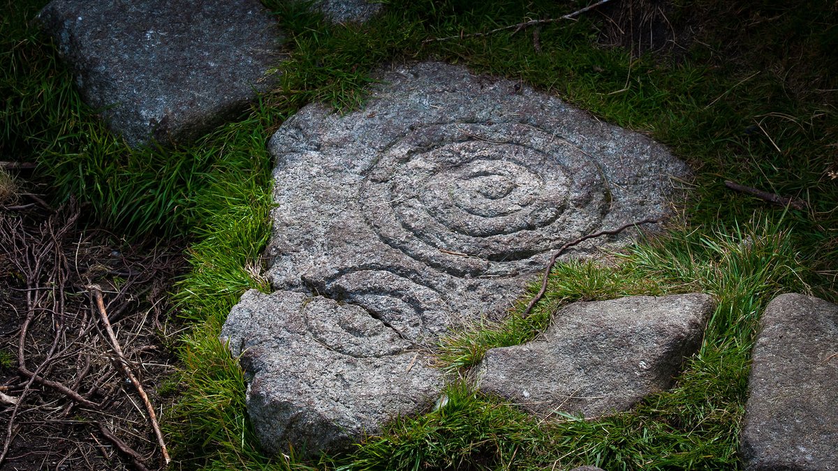 lorraineelizab6's tweet photo. 7 Jan: St Da Lua of Dún Tige Bretan/#Tibradden, Co. #Dublin. The 'fort' might be Tibradden cairn (Elva Johnston). dún=fort. Close to summit of Tibradden Mt is prehistoric burial site 📷cairn with pseudo-passage leading to centre. Stone with spiral pattern inside chamber ©Joe King https://t.co/uu6RIumWWp