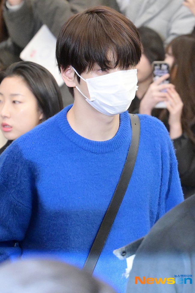 txtarchivee's tweet photo. 230107 TXT ✈️ https://t.co/r2xABkSMeB