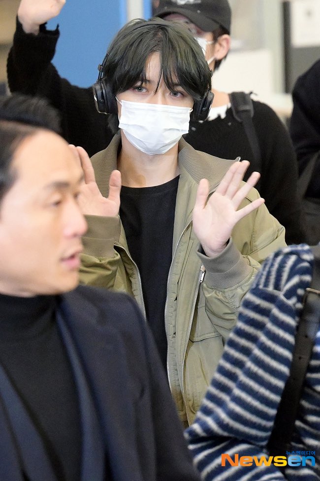 txtarchivee's tweet photo. 230107 TXT ✈️ https://t.co/r2xABkSMeB