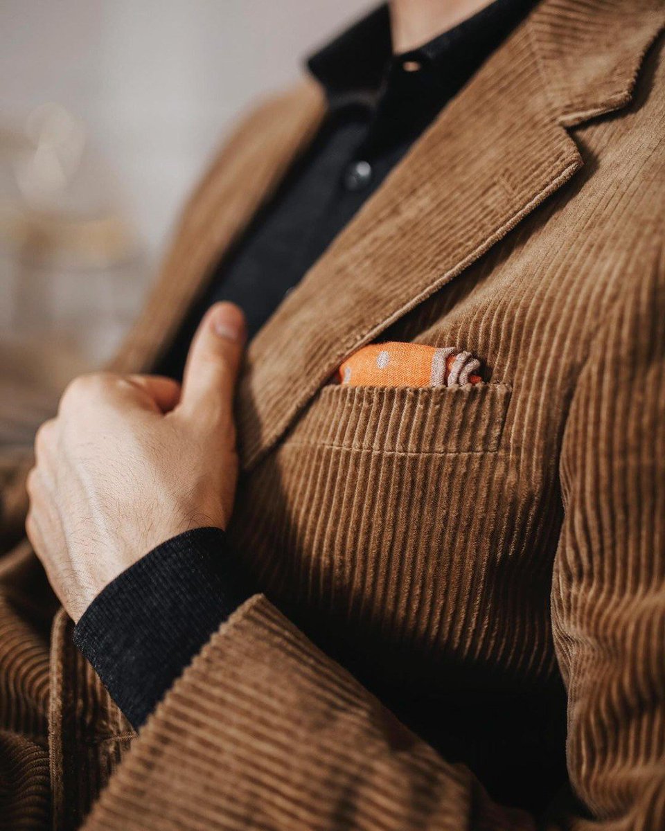 Это повседневный вариант костюма, не лишенного изысканности.

Такой тип одежды разрабатывают для людей, привыкших даже на отдыхе выглядеть элегантно. Если строгий деловой костюм не совсем уместен, то мужской костюм в стиле Casual отлично подойдет 📷