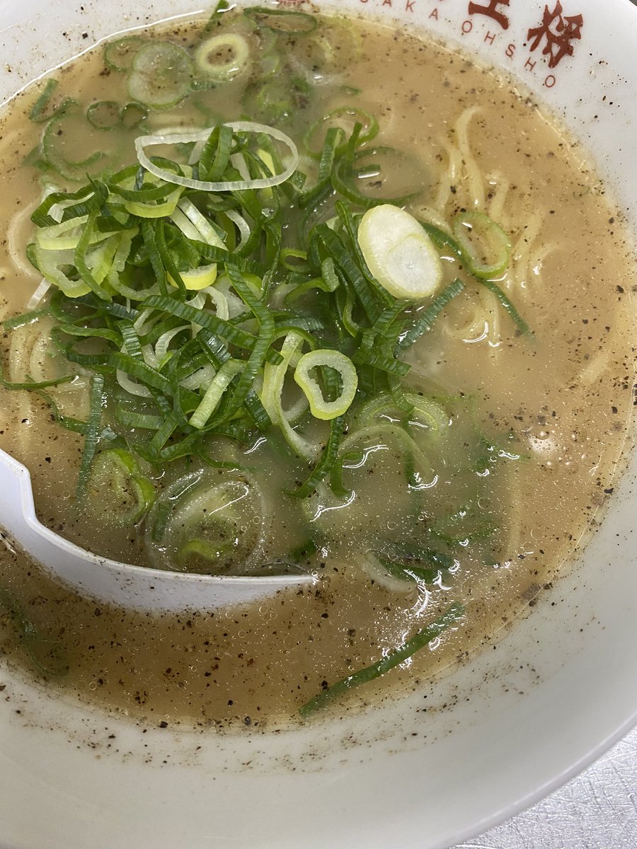 jack_86727's tweet photo. こんにちは😃
今日のスタッフのまかない飯です😊
とんこつラーメン🍜
焼飯です😊
#ラーメン
#焼飯 https://t.co/l4vgRwu18t
