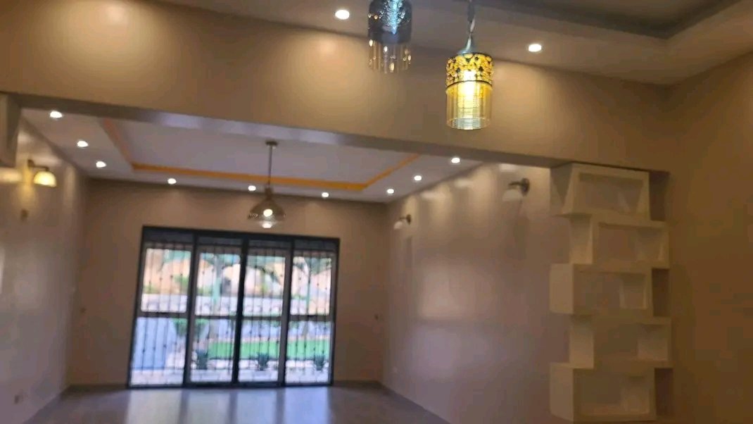 shukranproperty's tweet photo. ❤️ WAKISO TOWN,  HOUSE FOR SALE 
📌 Asking Price - #270M 
📌 Plot Size: #16Decimals with ready title.
📌 #3Bedrooms, Sitting &amp; Dinning, Garage, 2 Toilets  and One Bath tub all with Water #Heaters Inside, Modern Kitchen, #2Double Storied Boy's quarters
📌 0706592177

Bugingo https://t.co/m0Y6l6rcXR