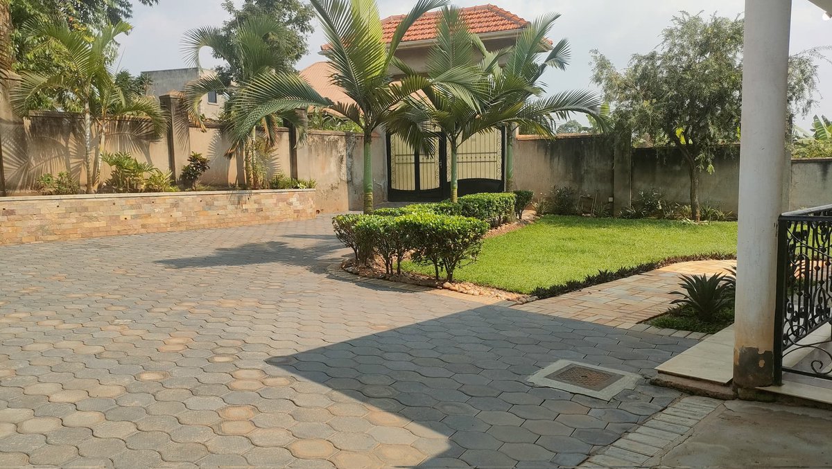 shukranproperty's tweet photo. ❤️ WAKISO TOWN,  HOUSE FOR SALE 
📌 Asking Price - #270M 
📌 Plot Size: #16Decimals with ready title.
📌 #3Bedrooms, Sitting &amp; Dinning, Garage, 2 Toilets  and One Bath tub all with Water #Heaters Inside, Modern Kitchen, #2Double Storied Boy's quarters
📌 0706592177

Bugingo https://t.co/m0Y6l6rcXR