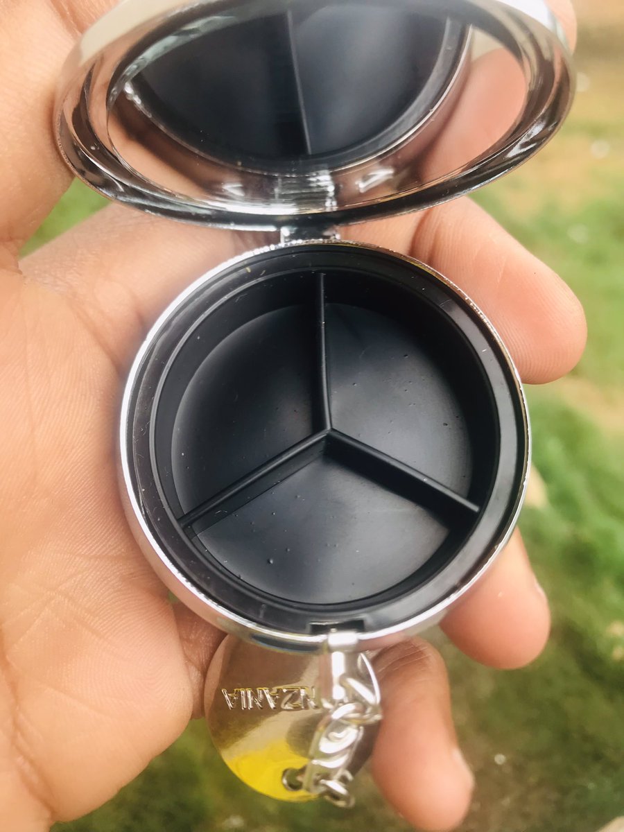 03is_joshh's tweet image. THIS IS NOT A MERCEDES BENZ LOGO

Hiki ni kifaa kidogo sana ambacho waathirika wa ukimwi hutumia

Muathirika wa ukimwi, hua hapaswi kutembea na kopo au pakiti nzima la dawa za ARVs

Hivyo kwa safari fupi kama ya siku mbili hivi hutumia kifaa hiki kuweka dawa hizo kwakila kiboks🧵