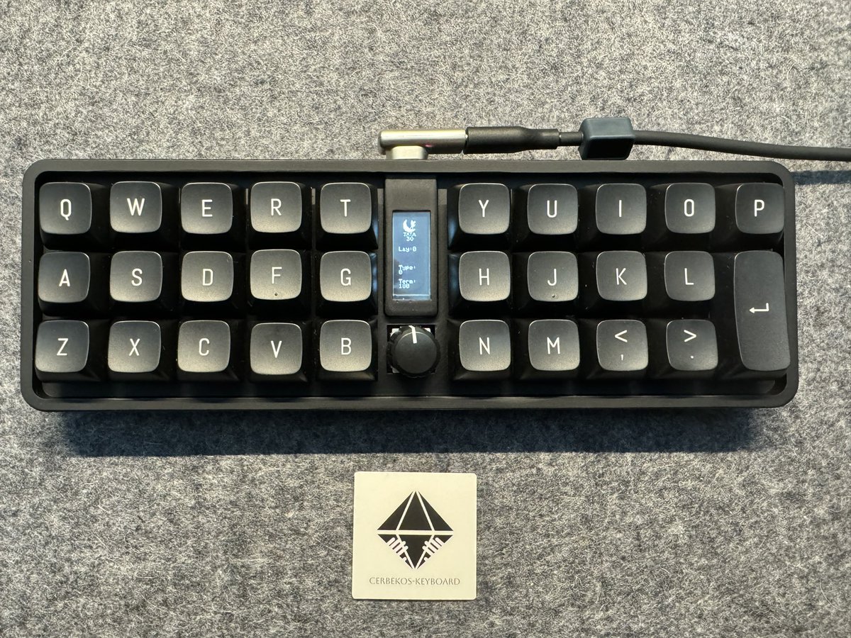 uk_oasis's tweet photo. 外に持ち出しように小さいキーボードが欲しいなーと思って、新しいキーボードを自作！
Keyballを作った時に使ってたパーツを使ったので、���加が少なくて済んだ！
#TATA30 https://t.co/qGDe31AueZ