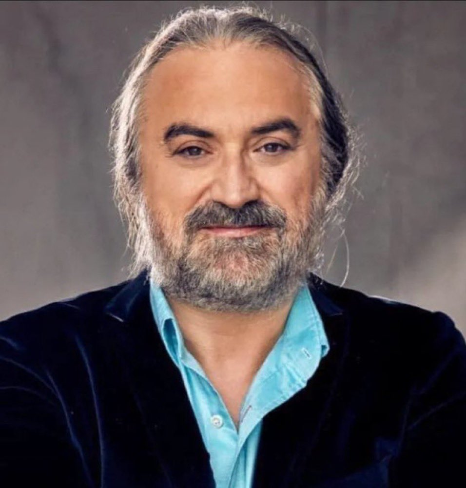 VOLKAN KONAK'IN DEDİKLERİNE BAKIN....

VOLKAN KONAK epeydir ekranda yoktu “Nerede?” diye merak edenlere, söyleyelim hemen. Amerika Birleşik Devletleri’nde, turnede.

En son New York’ta bir konser verdi. Ve sadece şarkı söylemedi.

Binlerce kişiye hitaben şöyle dedi:

“- Biz