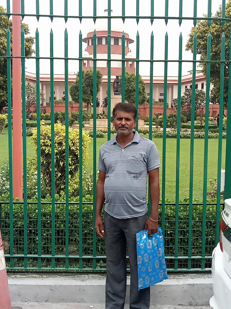 PPathrey's tweet photo. माननीय प्रधान न्यायाधीश जी मेरे पापा का नाम सुनील कुमार है जाति वाल्मीकि  है काम नाली कूड़ा कचरा आदि साफ करना है जिनके प्रतिवादी सुप्रीम कोर्ट व कानून मंत्रालय है क्या आपसे भी बड़ी कोई अदालत है इस देश में हमारे साथ न्याय कीजिए। 🙏🙏 https://t.co/uhjrL6EW7y