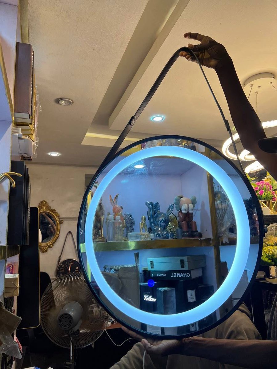 Luxury LED round belt mirror   

Available as seen 
Only just one touch to power the light on   
Size: 60cm

Price: 80,000 Naira