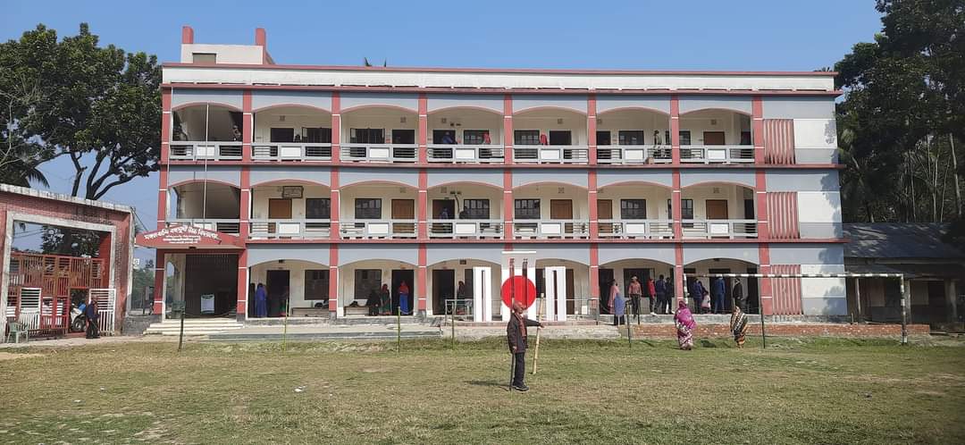 razvy___'s tweet photo. 📌 Feni-3

Empty polling center in Sonagazi, Feni. All quiet on the #DummyElection front.

#DummyVote 
#StepDownHasina https://t.co/9KiUUEn0DE