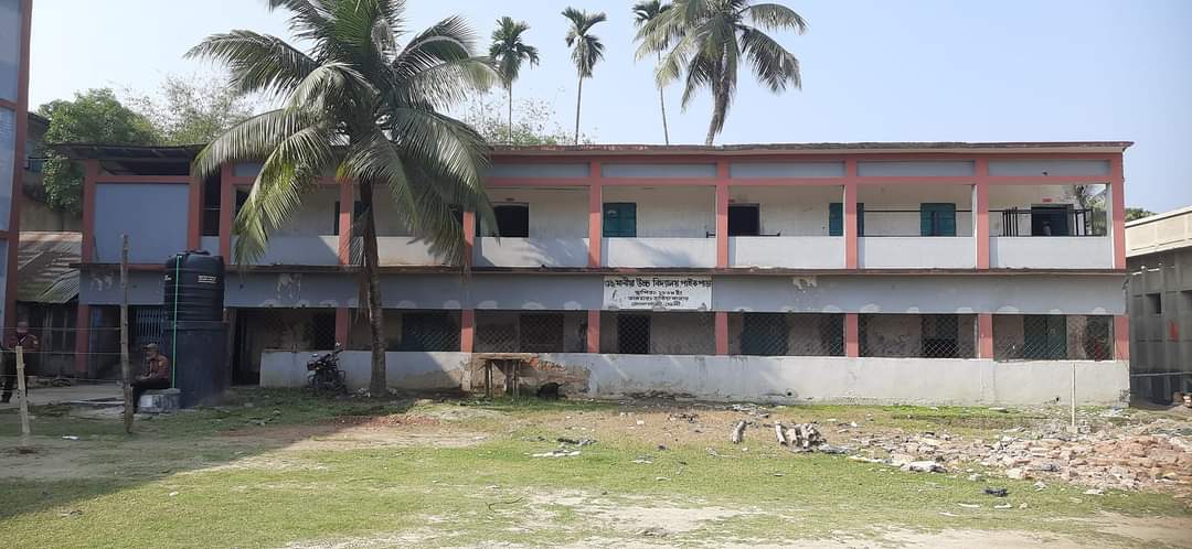 razvy___'s tweet photo. 📌 Feni-3

Empty polling center in Sonagazi, Feni. All quiet on the #DummyElection front.

#DummyVote 
#StepDownHasina https://t.co/9KiUUEn0DE