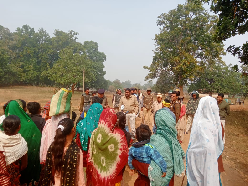 SHasdeo's tweet photo. #Hasdeo में हरिहरपुर धरना स्थल को पुलिस  छावनी बना दिया है। लोगों को धरना स्थल पहुंचने नहीं दे रहे पुलिस। 
बेशर्म भाजपा सरकार की कायरता देखिये एक शांतिपूर्ण जल जंगल जमीन के संघर्ष को कुचलने आमादा है केवल अपने आका अडानी के लिए।
हसदेव बचाने अपनी सांसे बचाने एक हो✊ https://t.co/vWPFSaoItp