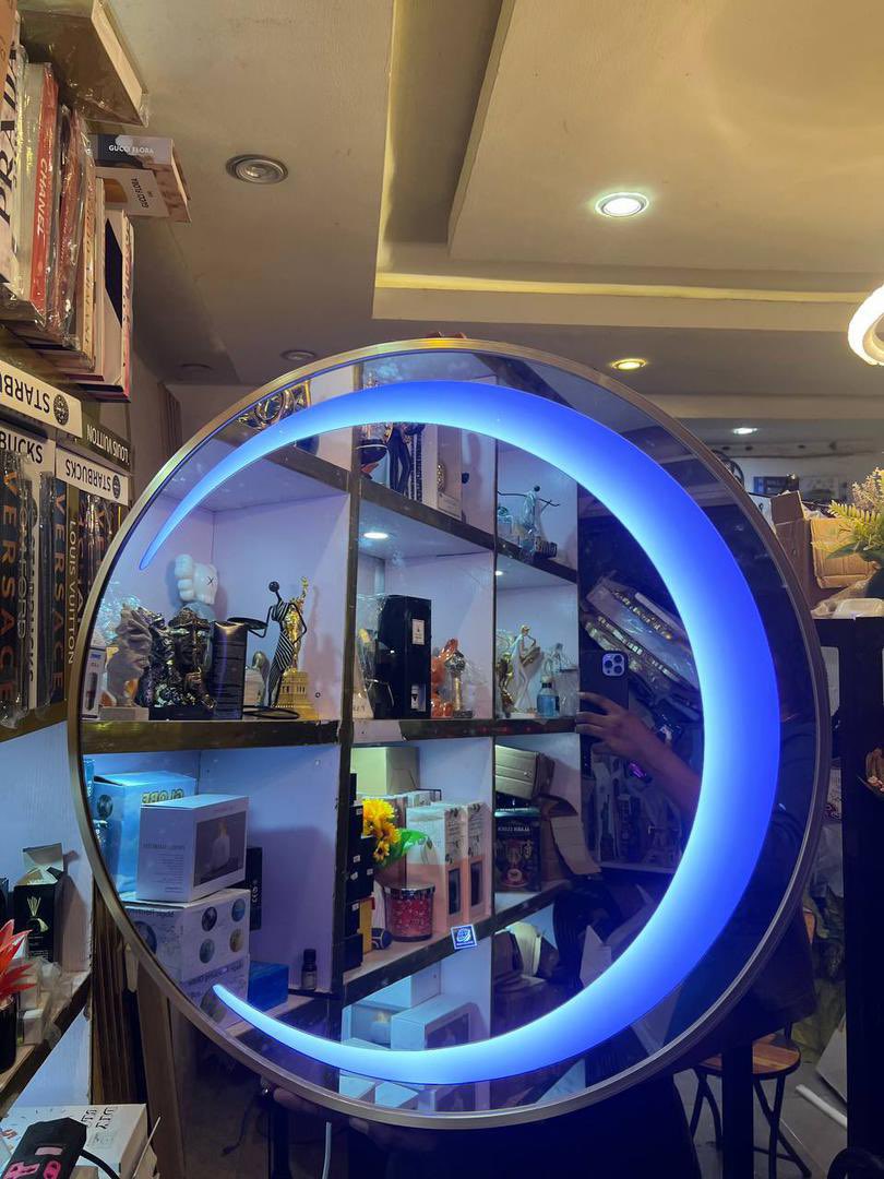 New design Gold Luxury LED round belt mirror   

Just one touch to power the light on 

Size;(60cm) big size

Price: 75,000 Naira