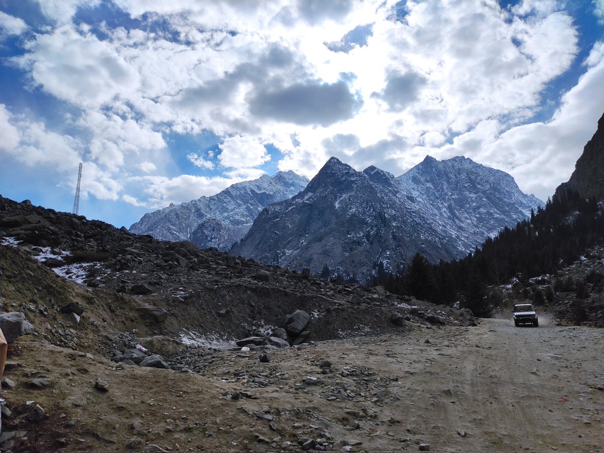 callmeanismirza's tweet photo. Ventured to the Northern area, embraced the serene beauty, but faced the challenge of no signal. Now, on the journey back home, the signal is active on my phone – connectivity restored! 📶🏞️ #adventures #SignalQuest https://t.co/MZE6ksRu6H