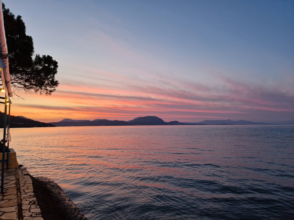 LittleIremia's tweet photo. A beautiful sunset on the east coast of South Corfu seen from Potamaki Taverna. @tavernapotamaki is close to Boukari harbour and walking distance from Little Iremía.

#corfu #boukari #tavernapotamaki #greekisland #korfu #corfù #corfú #corfou #sea #greektaverna #visitcorfu https://t.co/qaxLtCh7Ra