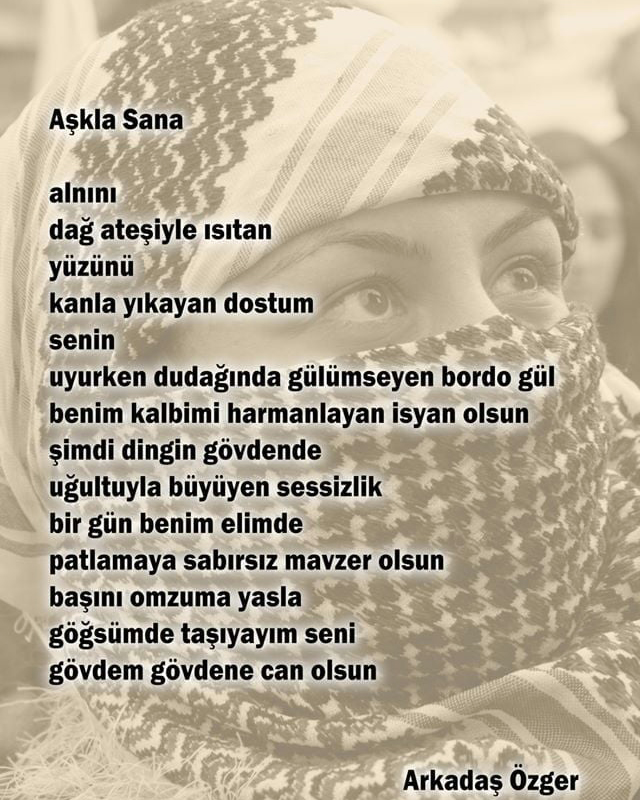 ŞİMDİ ŞİİR VAKTİ #ArkadaşZekaiÖzger “alnını dağ ateşiyle ısıtan yüzünü kanla yıkayan dostum senin uyurken dudağında gülümseyen bordo gül benim kalbimi harmanlayan isyan olsun şimdi dingin gövdende uğultuyla büyüyen sessizlik birgün benim elimde patlamaya sabırsız mavzer olsun'