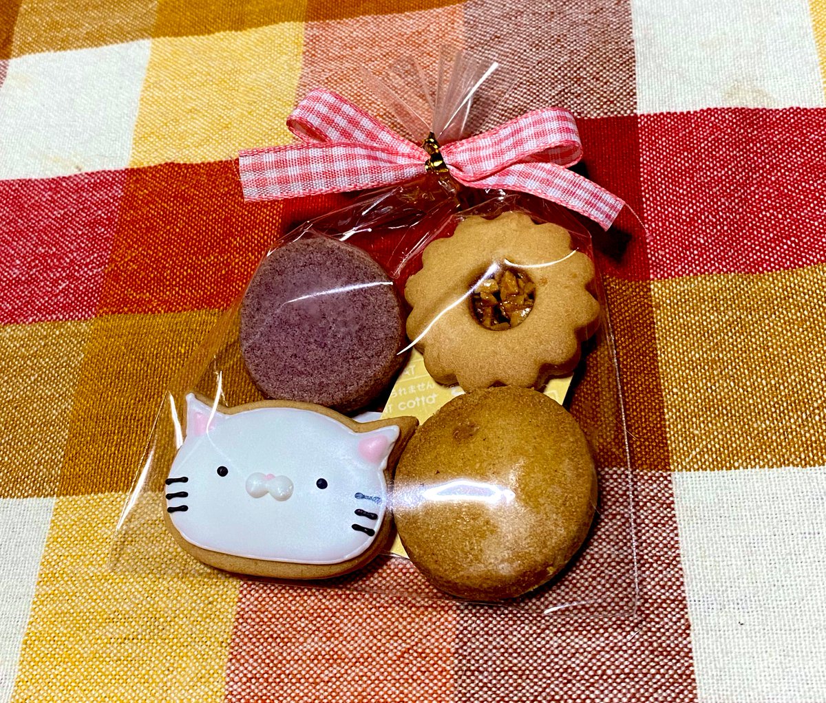 koo_crystal_XIV's tweet photo. *戦利品その5*
#IBAKE さんのアイシングクッキー🐈
このお顔!堪らん!!
色んな猫ちゃんがいらっしゃいましたよ✨
私は白猫ちゃんに一目惚れだったのだ!
もう少し白猫ちゃん堪能してから頂きます👍🏼✨(笑)
#ねこのきもちマルシェ
#1月6日 https://t.co/GgXQ9VLZwP