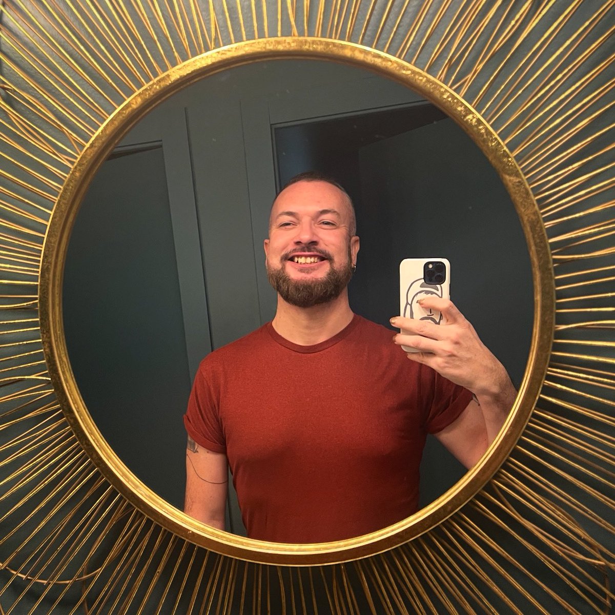 Beard__Boy's tweet photo. Tits &amp; teeth https://t.co/qcklbIm464