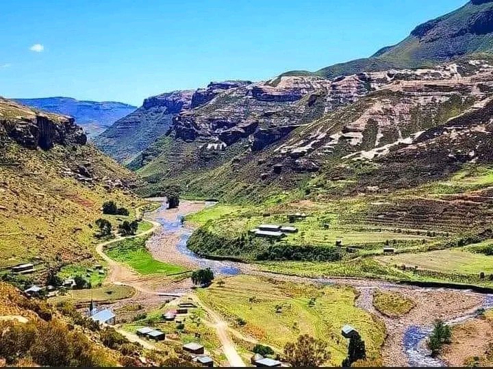 The Left side is Lesotho 🇱🇸 and the right side is South Africa 🇿🇦, Passports are useless between Lesotho and South Africa. Actually Passports are useless in Africa.