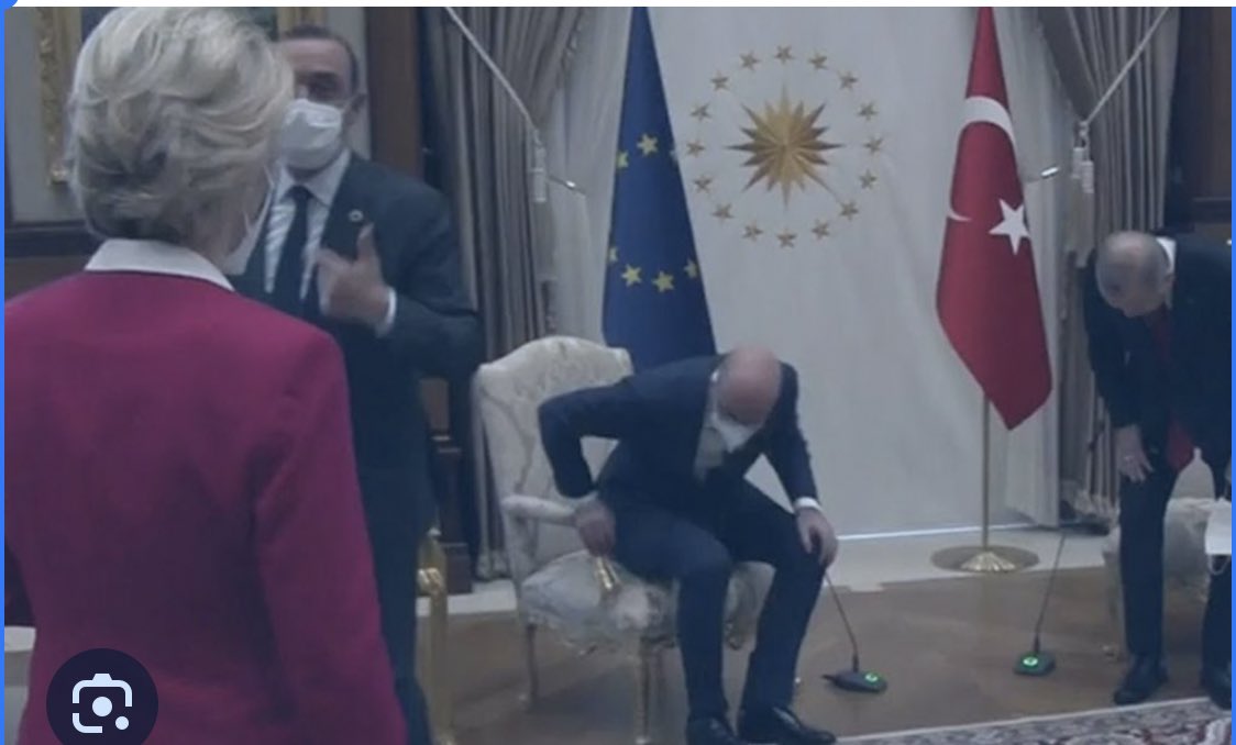 lykkefriis's tweet image. Der vil næppe blive skrevet mange afskedsportrætter om Charles Michel uden at #sofagate indgår - altså at han ikke overlod den eneste ledige stol til von der Leyen, da de begge i 2019 besøgte Erdogan. Mere om Michel exit ca. 9.15 på News #eudk