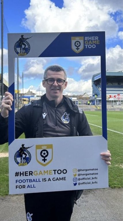 football images that precede unfortunate events (@cursedfootball) on Twitter photo 