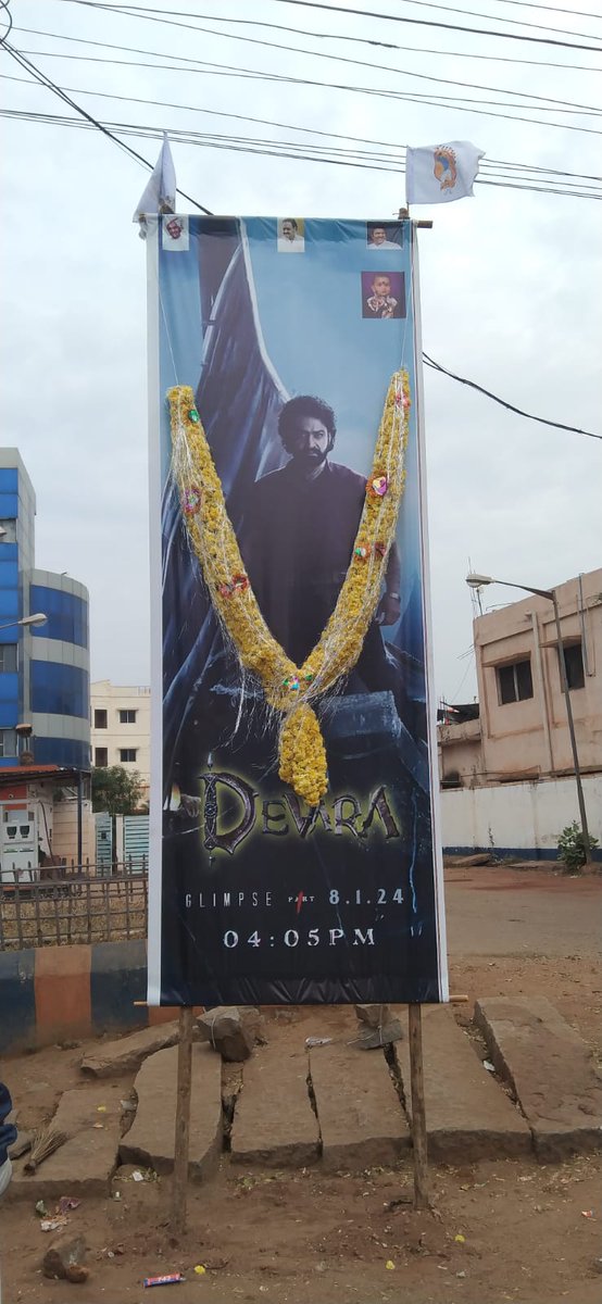 NTRHolics's tweet image. Fans hangama started before Glimpse 🔥🔥🔥🔥

Mass God for a reason 🥵🥵🥵

#DevaraGlimpseOnJan8th 
#DevaraGlimpse #ManOfMassesNTR 
@tarak9999