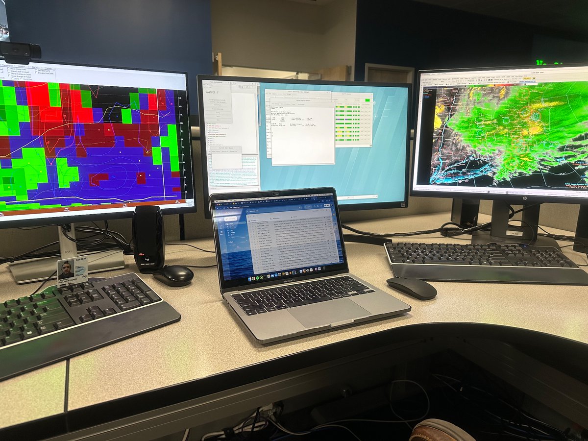 BoundarylayerB's tweet image. Don’t think I’ve got enough screens for this #snowstorm #mawx #midshift