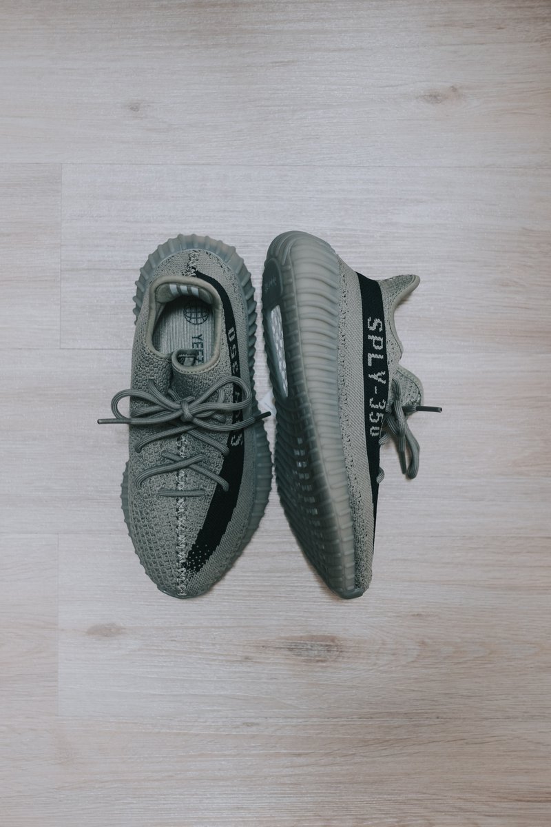 feetbitsneakers's tweet photo. Self-care Sunday for your sneakers! Wipe them down, let them breathe, and appreciate the journey you've taken together. 🌅👟 #SundayRefresh #SneakerLove https://t.co/fWSxwYKypT