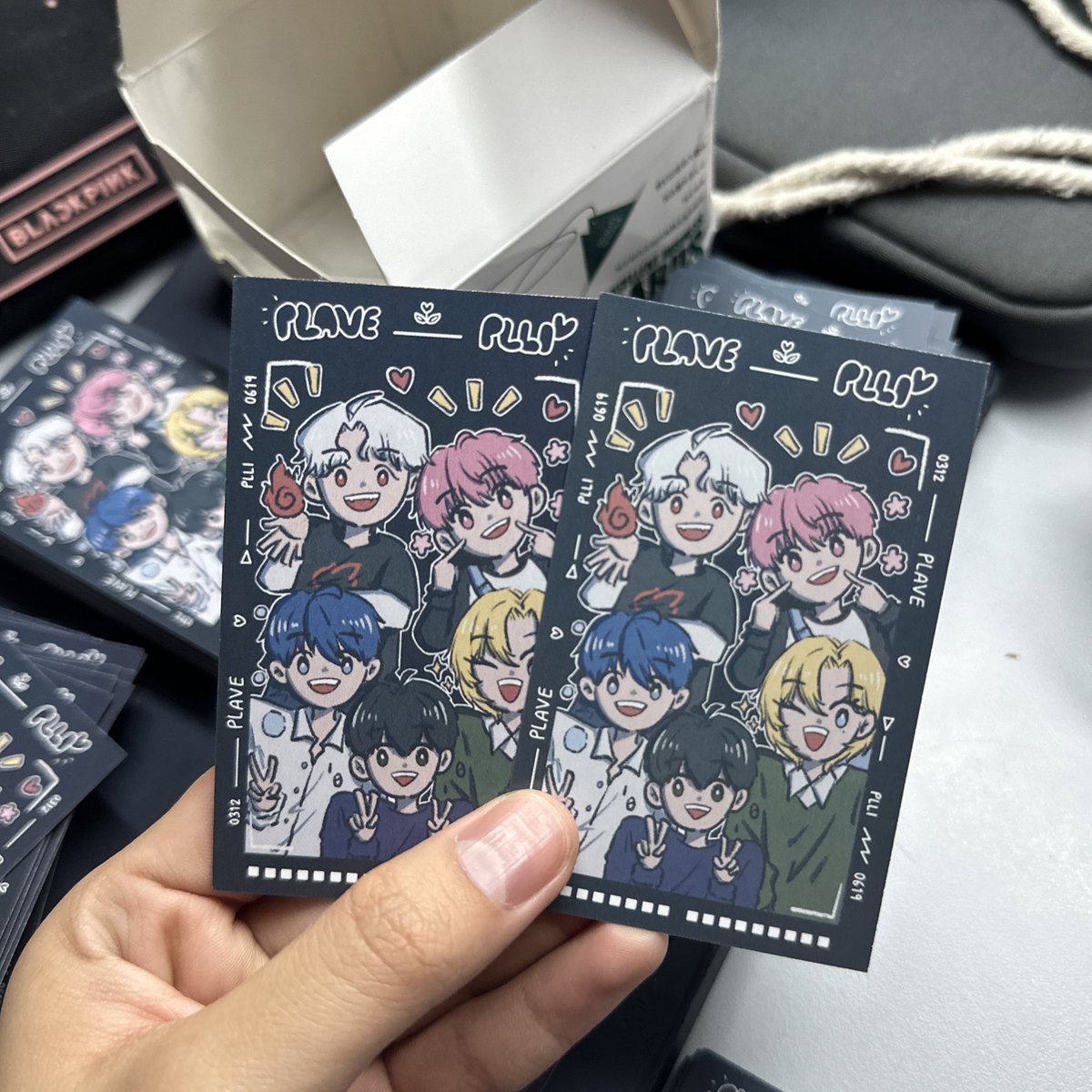 ccplave_iz's tweet photo. ได้ของครบถ้วนค่า
-สตก.รอบทดลอง มีอากาศบางจุด เฉลี่ยประมาณ1-3/100 ส่วนตัวผิวสตกดี สีสวยมากๆๆ
-ฟตก.เหมือนได้มา2สี สีไม่เหมือนกัน(เข้ม-อ่อน) กล่องใส่มาพังทุกมุม ใบที่มุมพังประมาณ10ใบ++ แต่ราคาถูกๆๆ 👍🏻#bubblebrw https://t.co/2idehj1mRX