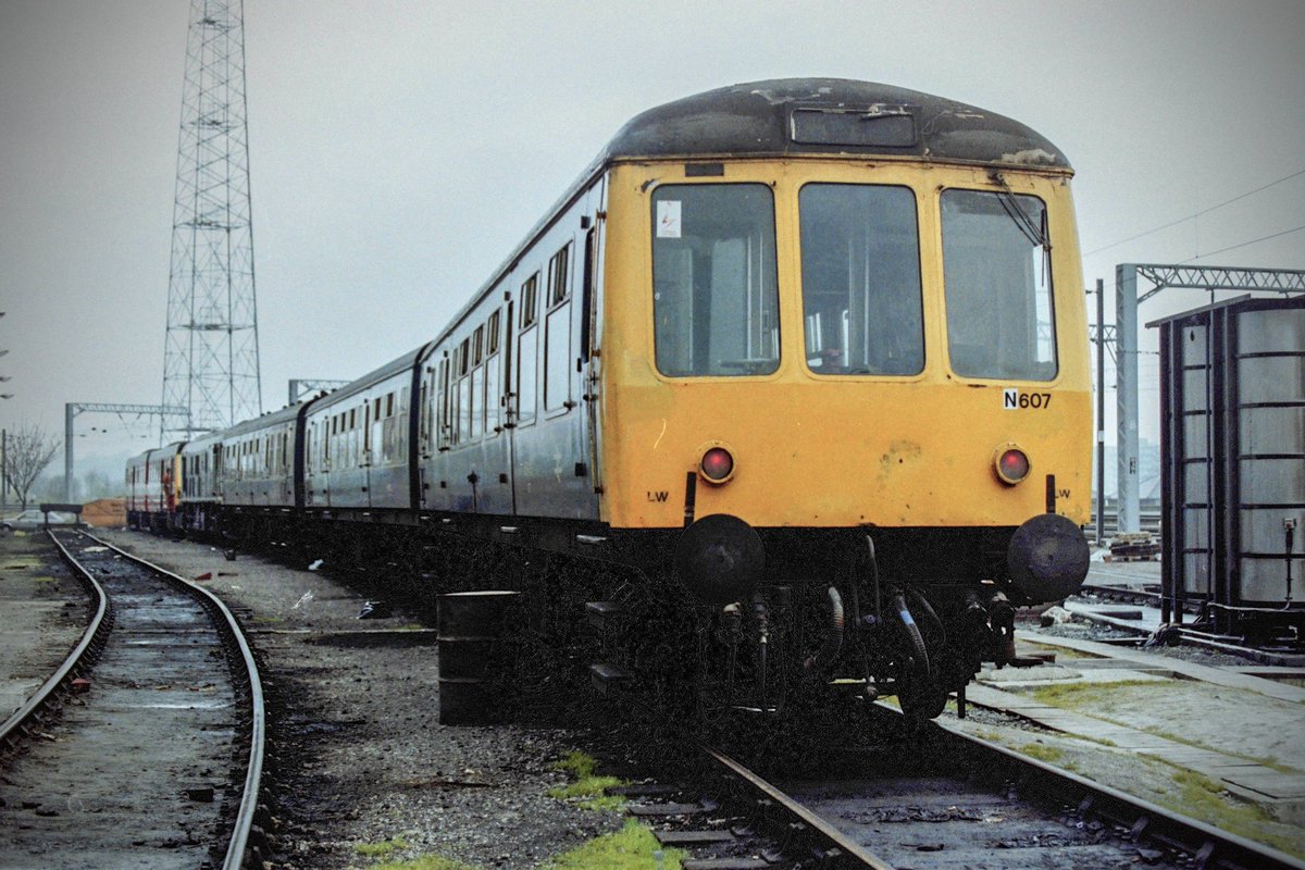 miles_chains's tweet image. Morning everyone, a class 108 DMU, N607 pictured outside the DMU shed at Neville Hill awaiting maintenance attention for your perusal today. The unit was parked up with a 141 and a class 25! 
Have a good day all. 👍
#Class108 #DMU #NevilleHill #Leeds #BritishRail #Trainspotting