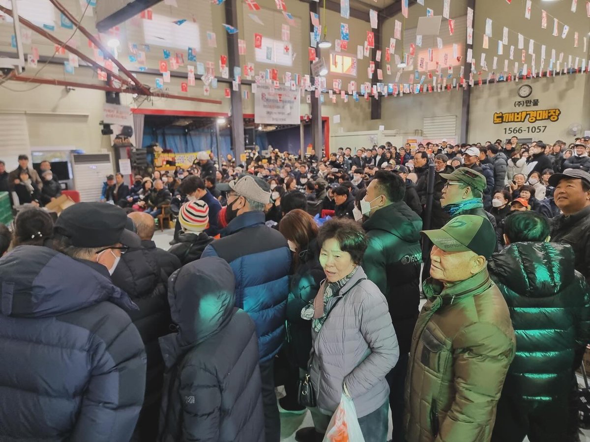 mmdokkebi's tweet photo. 제1관 만물경매관 
매주 매일 오전11시부터~ 
(현장에서만 진행)

제2관 골동품경매관
매주 토요일 오후1시30분부터~ 
(현장에서만 진행)

제3관 온라인경매관
매주 수요일 오후 6시부터~ 
(유튜브 방송 채팅참여로만 경매진행)

제4관 도깨비홈쇼핑관
매주 화요일 오후 7시부터~ 고정방송
유튜브채팅, 문자, 사이트주문 가능
(그외 다른날짜 방송은 깜짝 랜덤방송)
※재방송 시청으로도 주문이 가능한 방송입니다.

제5관 희��소장품경매관
(-현재준비중-)
토크쇼와 희귀물건을 소개해드리고 온라인으로 경매하는 방송
(위탁으로도 희귀소장품을 토크쇼참여와 함께 소개 및 자랑만도 가능하며,
온라인경매로도 출품이 가능합니다.) 

야외 마당장터
매주 매일 오전10시부터~ 저녁 6시쯤 마감

TIP. 🤔
1. 쇼츠와 하이라이트경매에 나오는 메인경매사님은 매주 일요일 오후1시부터 고정출연 경매진행🔅
다른 요일에는 랜덤으로 출연, 처음 방문하시는 고객님들은 일요일 만물경매를 꼭 참여하시길 바랍니다.
평일에는 중고물건경매의 비중보단 덤핑물건과 공산품, 생활잡화, 공구등이 주를 이룹니다.

2. 어떤 물건이 나올지는 저희도 모릅니다. 각양각색의 물건들이 만물트럭에서 물건을 내리자마자 경매사님도 물건을 처음 보고 바로 경매가 시작되는 것이며, ���희가 미리 물건을 보고 빼거나 가격을 측정해놓지 않습니다.

3. 처음 방문하시면 꼭 물건을 사둔 시간을 적어두셔야 물건을 반품할때 편하십니다.
가시기전에 꼭 작동확인을 하고 가시길 바랍니다.

4. 방송을 보시고 물건을 전화로는 절대 사실 수 가 없습니다.
고객센터 전화로 물건 사시고 싶다고 전화오시는데, 저희는 물건을 보관해놓거나 전화 받아서 물건을 따로 빼놓지 않습니다. 현장에는 하루에도 수천명의 손님이 다녀가십니다. 그분들 앞에서 절대로 전화받고 물건을 뺄 수 가 없습니다. 제3관 온라인경매를 제외하고서는 모두 현장에서만 구입 가능하십니다.

5. 물건을 구해놔 달라고 연락이 많이 오시는데, 물건을 구해놓을 수 가 없습니다. 모든 중고만물은 저희도, 경매사님도 어떤 물건이 올지 모르는 상태에서 바로바로 물건들이 경매대에 올라가 ��장에 계신 분들에게 실시간으로 경매가 진행됩니다. 그런 물건들을 저희가 임의적으로 미리 빼거나, 좋은 물건을 보고 따로 빼놓거나 하지 않기��� 만물도깨비경매장이 전국 최고의 경매장으로 운영중인 것 입니다. 절대로 전화나 미리 부탁하신 물건들을 미리 빼놓거나 하지 못합니다.

6. 경매중 진행되는 “묻지마” 팻말이 올라가거나 경매사님이 묻지마 물건이라고 말한 상품은 반품이 안되는 물건이니 경매초보자 분들은 절대 낙찰받지 마시길 바랍니다. (묻지마 물건의 특징 : 작동확인이 안된 상품)

다른 궁금한 점은 댓글 달아주시면 답변 달아드리겠습니다.
감사합니다.

고객센터 1566-1057
(평일 오전11시부터 저녁6시까지만 가능)

주소 : 경기도 용인시 처인구 포곡읍 금어로 361 만물도깨비경매장

지금까지 만물도깨비경매장이 출연한 방송📺

2024 방송 SBS 생활의 달인 제917회
2023 방송 MBC 놀면뭐하니? 제212회
2023 방송 김석훈의 나의쓰레기아저씨 제11회
2023 방송 EBS 극한직업 제776회
2023 방송 TJB 네모세모 #잡스타그램 제201회
​2023 방송 KBS 사장님 귀는 당나귀 귀 제197회
2023 방송 MBC 생방송 오늘아침 제4150회
2023 방송 YTN사이언스 황금나침반 제356회
2022 방송 Mnet Z멋대로 생존기, Zㅏ때는 말이야 제3회
2022 방송 SBS 미운 우리 새끼 제282회
2021 방송 카카오TV 맛집의 옆집 제37회
2021 방송 MBC 생방송 오늘저녁 제1563회
2021 방송 채널A 서민갑부 제325회
2019 방송 천명훈의 짠테크웨이 경매장편