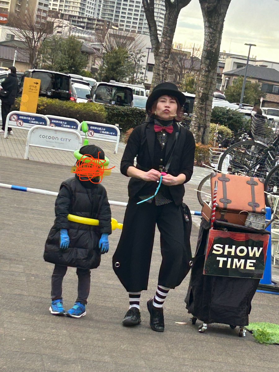 CLOWN_Fumi's tweet photo. #さいたま新都心大道芸フェスティバル 行って来ました♪
#3win メンバーの #NAOKO さんのショーのひとコマ、、、
ステキに盛り上がってました🎈🪄
まさかの客上げで頭と口にバルーン🎈👄を巻かれたのですが、風船恐怖症につき、なんにも面白いリアクション取れなかった🤣🤡
寒空の下お疲れ様でした‼️ https://t.co/Tmesfgaw8w