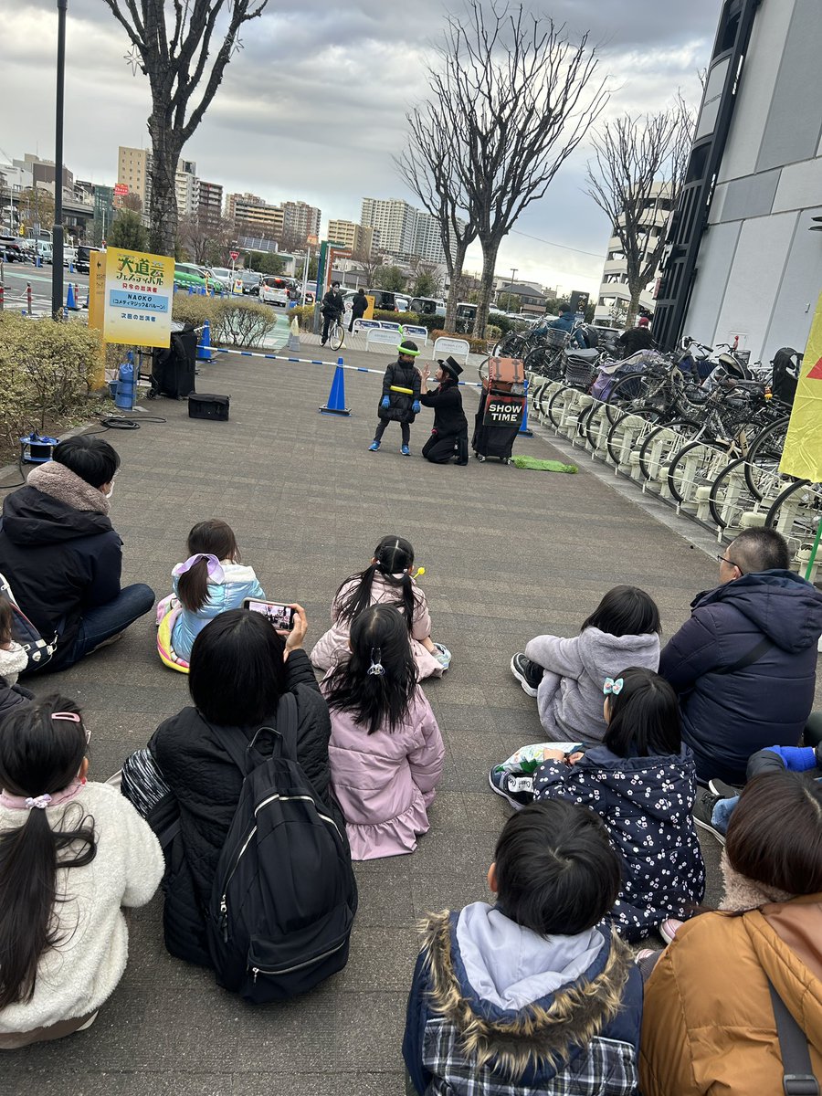 CLOWN_Fumi's tweet photo. #さいたま新都心大道芸フェスティバル 行って来ました♪
#3win メンバーの #NAOKO さんのショーのひとコマ、、、
ステキに盛り上がってました🎈🪄
まさかの客上げで頭と口にバルーン🎈👄を巻かれたのですが、風船恐怖症につき、なんにも面白いリアクション取れなかった🤣🤡
寒空の下お疲れ様でした‼️ https://t.co/Tmesfgaw8w