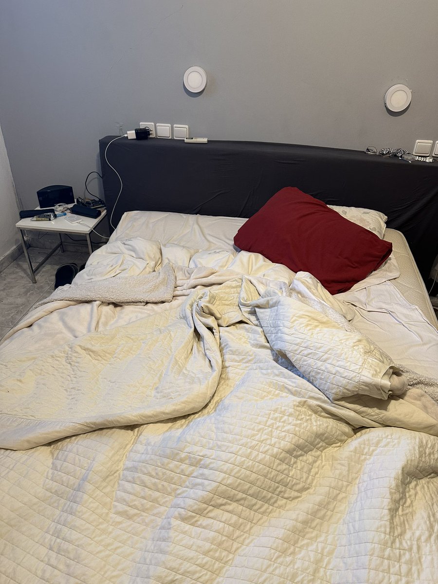 CarlosMaslaton's tweet photo. Me desperté abruptamente esta mañana en Israel, con un ruido fuerte en la habitación donde duermo en la casa de mi hermana. En el sueño, creí se trataba de una bomba de las que, a 30 km. de Gaza, suenan a cada rato. Pero, no, se había hundido mi cama por rotura de una madera. https://t.co/sTqZCAQQvI