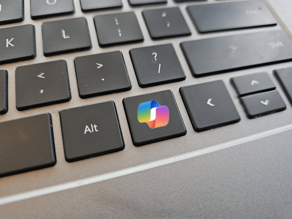 techmanonly's tweet photo. Microsoft revolutionizes keyboard design, bidding farewell to the familiar Windows/Start button and ushering in an era of AI brilliance with a dedicated key for their powerful assistant, Copilot.
#Microsoft #Copilot #AIKeyboard  #WindowsEvolution  #KeyboardUpgrade #TechNews https://t.co/aCkIZeDMWG