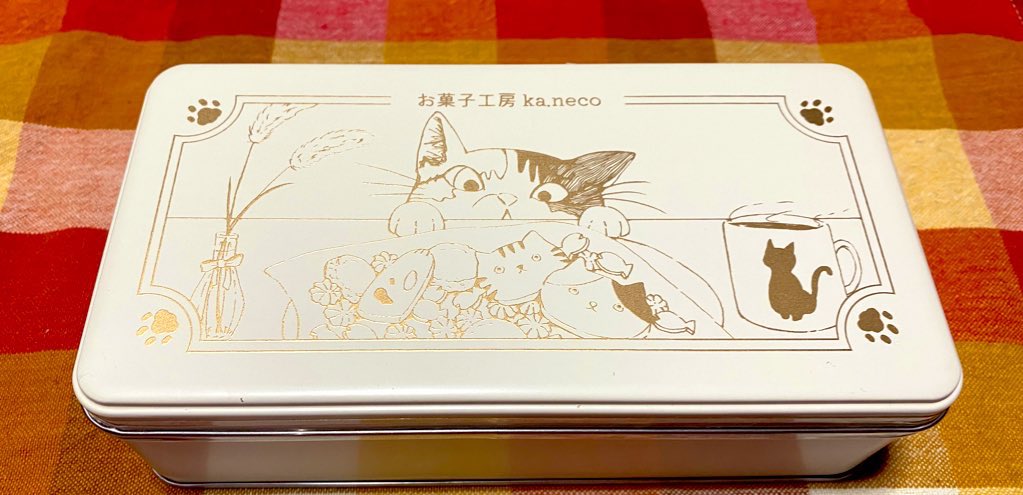koo_crystal_XIV's tweet photo. *戦利品その8*
#Kaneco さんのクッキーとクッキー缶🐈⬛
とても可愛いクッキー缶☺️
中には可愛いアイシングクッキーetc…入っとります。
そして見て下さいよっ!見事なにゃん玉クッキー!!
このアイディア素晴らしい👍🏼✨
もう少し愛でたら頂きます🙏🏼(笑)
#ねこのきもちマルシェ
#1月6日 https://t.co/0I2bKhc4Et