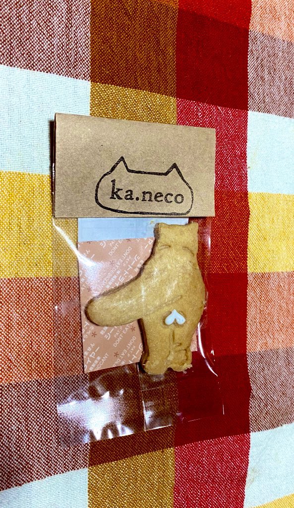 koo_crystal_XIV's tweet photo. *戦利品その8*
#Kaneco さんのクッキーとクッキー缶🐈⬛
とても可愛いクッキー缶☺️
中には可愛いアイシングクッキーetc…入っとります。
そして見て下さいよっ!見事なにゃん玉クッキー!!
このアイディア素晴らしい👍🏼✨
もう少し愛でたら頂きます🙏🏼(笑)
#ねこのきもちマルシェ
#1月6日 https://t.co/0I2bKhc4Et