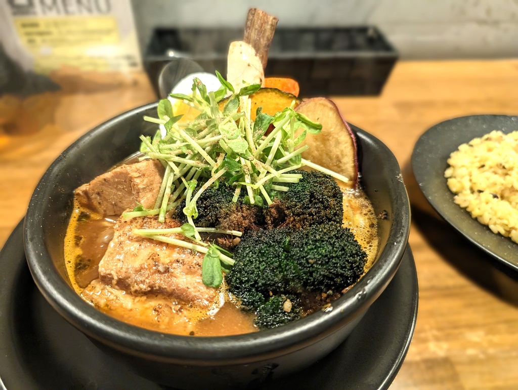 Landy_asa's tweet photo. スープカレーベギラマで早めの昼食
いつも通りのブロッコリー追加で。
寒い日には熱いものを食べる…ウマウマ🫠
…野菜…野菜🥦
ちな開店してすぐ行ったのに、ほぼ満席でした🪑
#BEGIRAMA #スープカレー #函館 https://t.co/YMiNQyWjEn