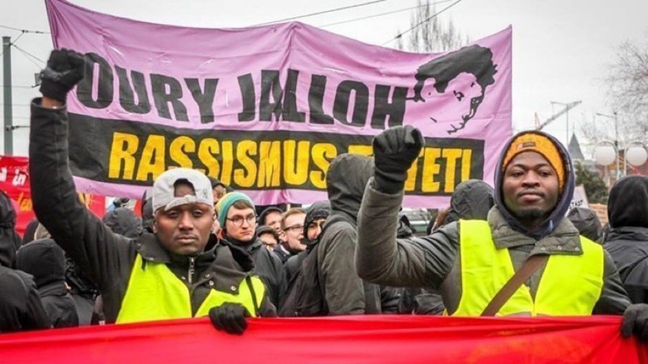 Heute vor 19 Jahren wurde Oury Jalloh in einem Polizeirevier in Dessau ermordet

Von Beginn an stellten Polizei und staatliche Behörden die Lüge auf, er habe sich selbst angezündet.

Wir fordern lückenlose Aufklärung und Bestrafung der Verantwortlichen!

#OuryJalloh #DasWarMord