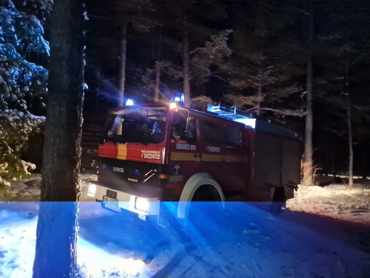 enguresbub's tweet photo. 06.01.2024 - plkst. 20:59 #EnguresBUB saņēma izsaukumu par ugunsgrēku Apšuciemā. Devāmies izsaukumā 2 autocisternu un 7 cilvēku sastāvā. Uz vietas sadarbojāmies ar VUGD Tukuma daļu un Smārdes brīvprātīgajiem. https://t.co/HTJUx4jRDc
