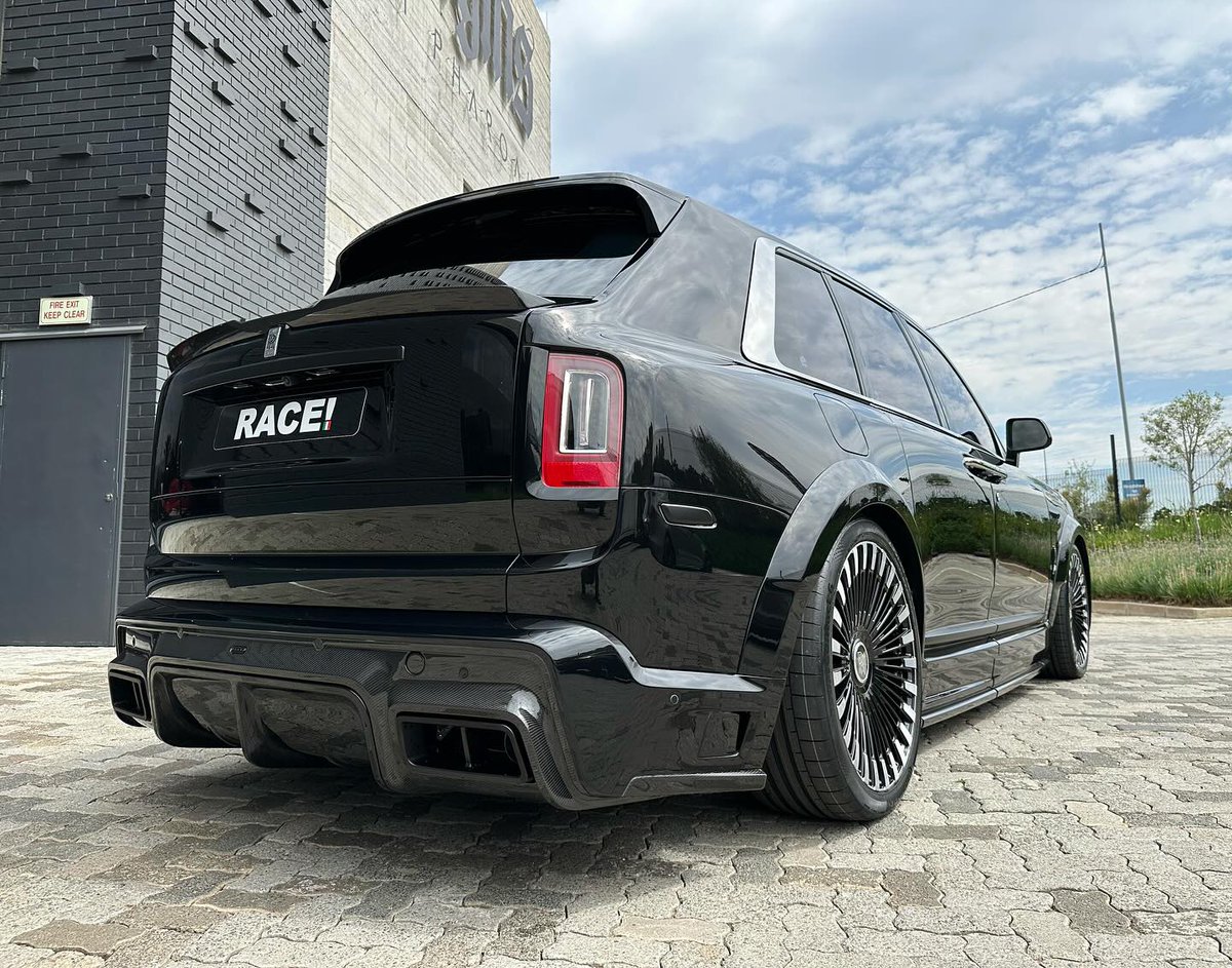Zero2Turbo's tweet image. When the R10m Rolls-Royce Cullinan is not enough you get @RACE1SA to add R2m worth of customization 😜

Full URBAN carbon wide body kit, custom MV Forged 23" wheels, Quicksilver exhaust and more...

It sure makes a statement!